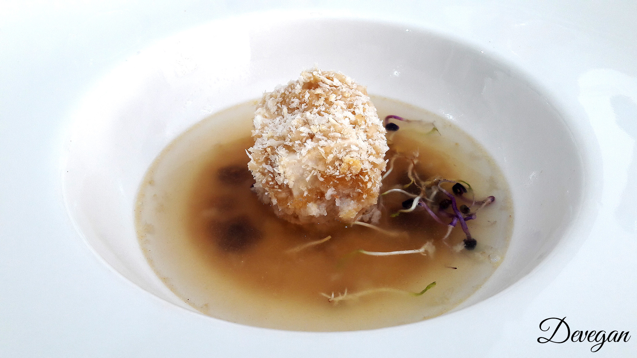 tofu empanado con caldo de setas