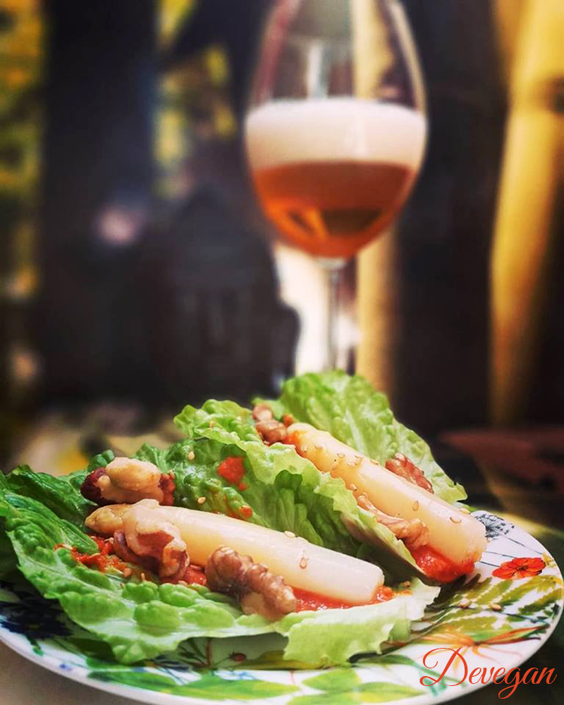 aperitivo sin gluten, esparragos blancos con crema de pimiento y castañas, pincho sin gluten y vegano