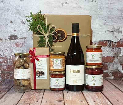 cesta regalo con vino blanco